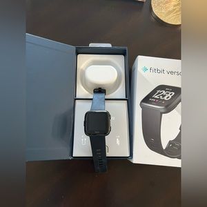 💥🖤FITBIT VERSA in original box🖤💥 Black band & black aluminum case.